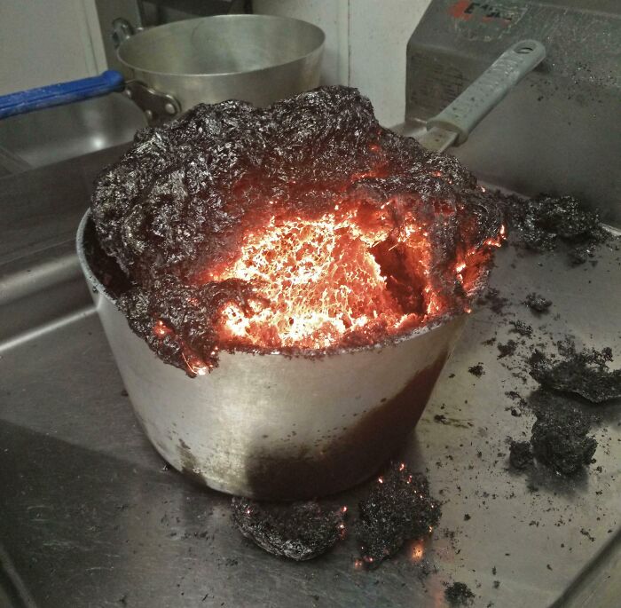 Olla quemada en la cocina, resultado de un mal día de trabajo.