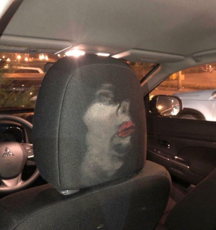 Cabecera de coche con manchas que parecen un rostro sorprendido, ilustrando un error curioso compartido en internet.