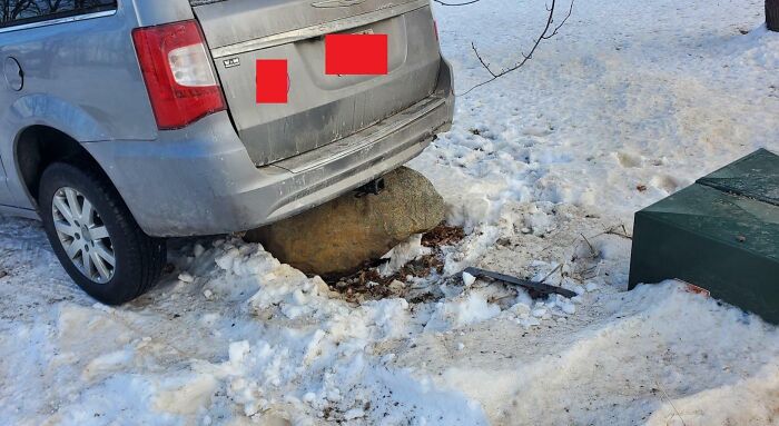 Auto atascado en una roca en un paisaje nevado, representando errores compartidos en internet.