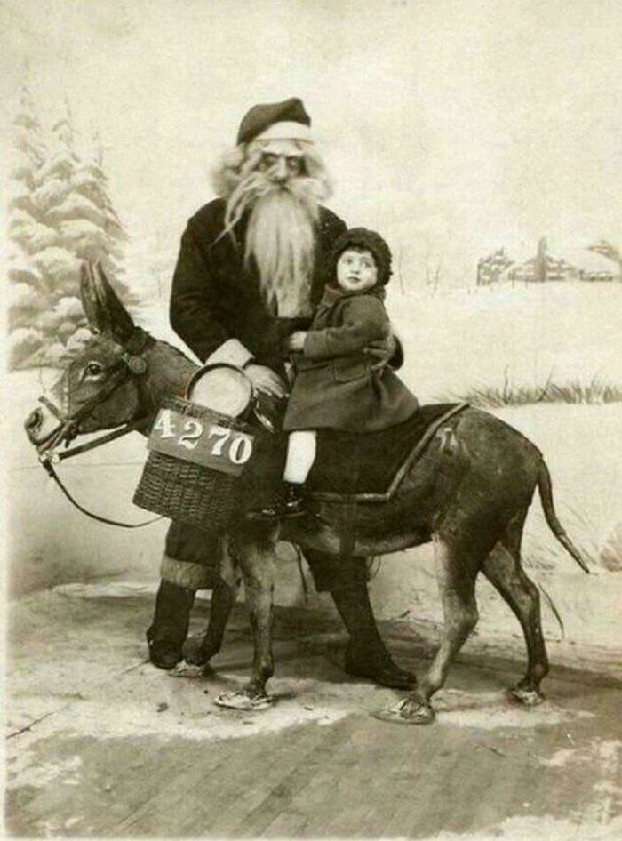 "Foto del pasado con niño en burro y hombre con barba, en nieve. Imagen inquietante."