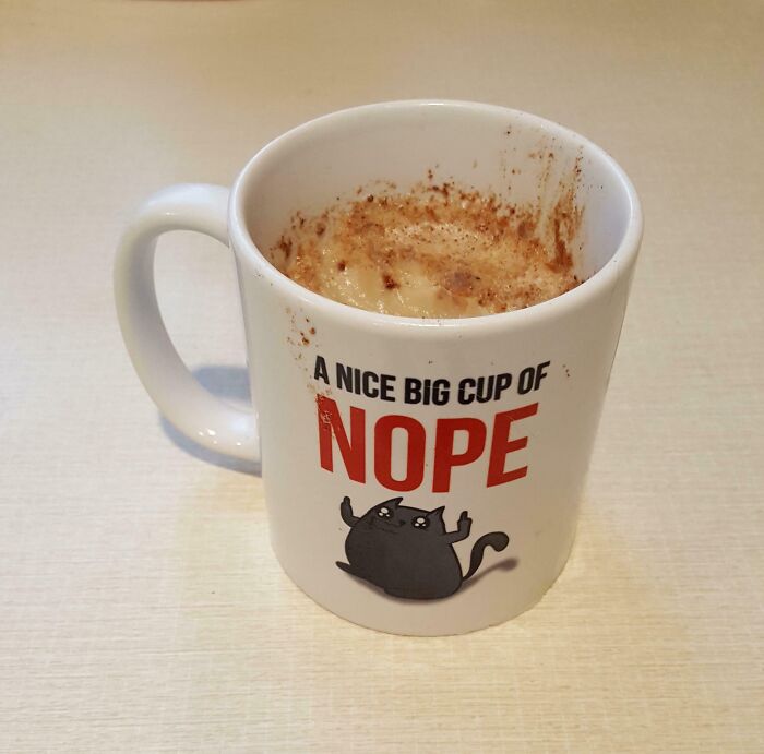 Taza con mensaje "A nice big cup of NOPE" simbolizando familia política insoportable.