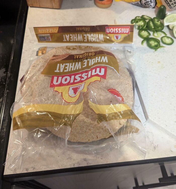 Paquete de tortillas de trigo en una cocina.