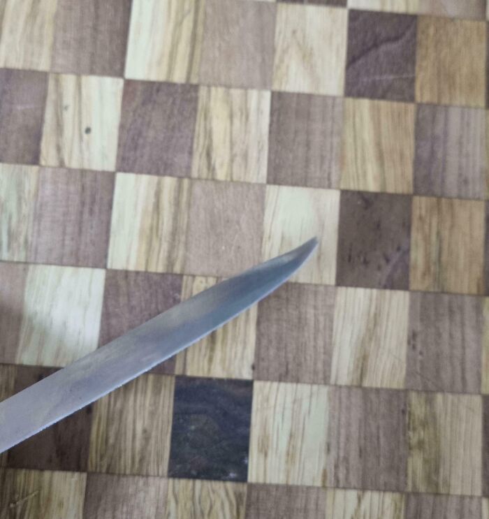 Cuchillo sobre tabla de cortar de madera, símbolo de tensiones familiares políticas.