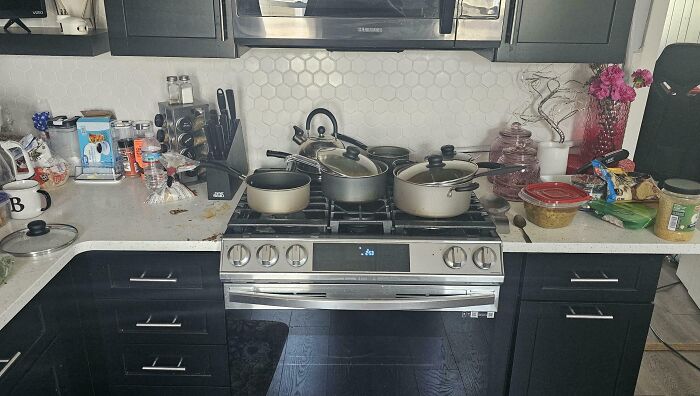 Cocina desordenada con utensilios y comida, reflejando tensiones con la familia política.