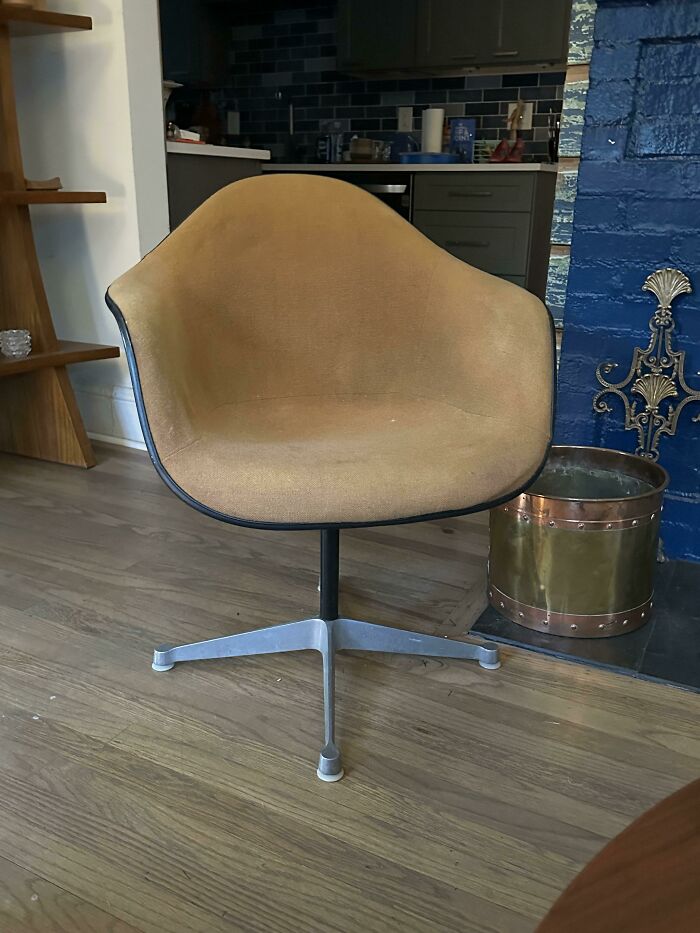 Silla giratoria marrón en habitación moderna, ejemplo de tendencias de interiorismo poco prácticas.