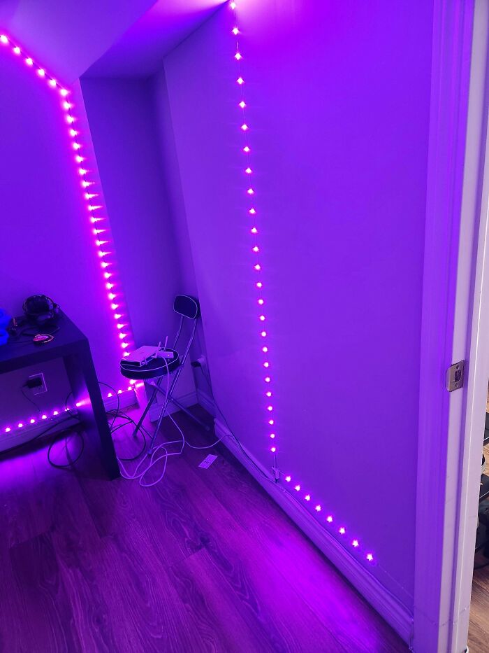 Luces LED púrpura en una esquina interior, destacando tendencias de interiorismo poco prácticas.