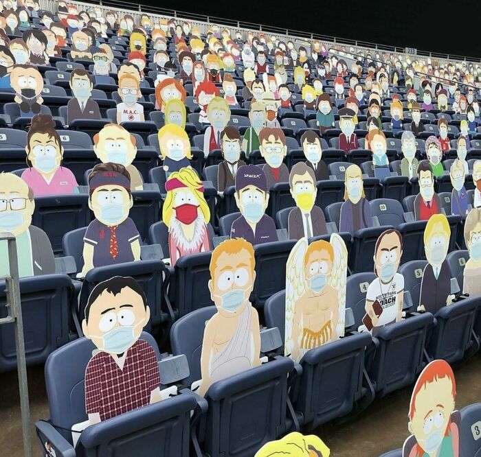 Caricaturas de personajes en un estadio vacío, cada una lleva mascarilla, creando una escena curiosa.