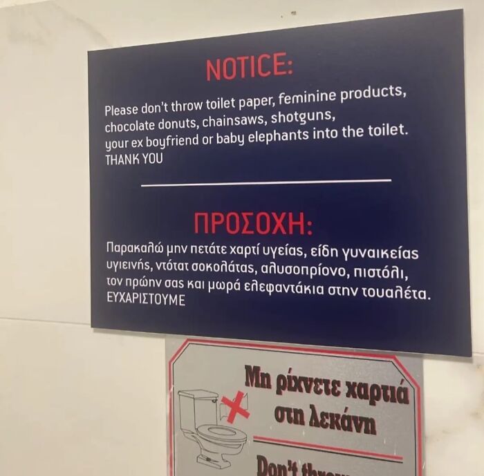 Aviso legal divertido en un cartel que prohíbe tirar objetos inusuales al inodoro, relacionado con avisos legales.