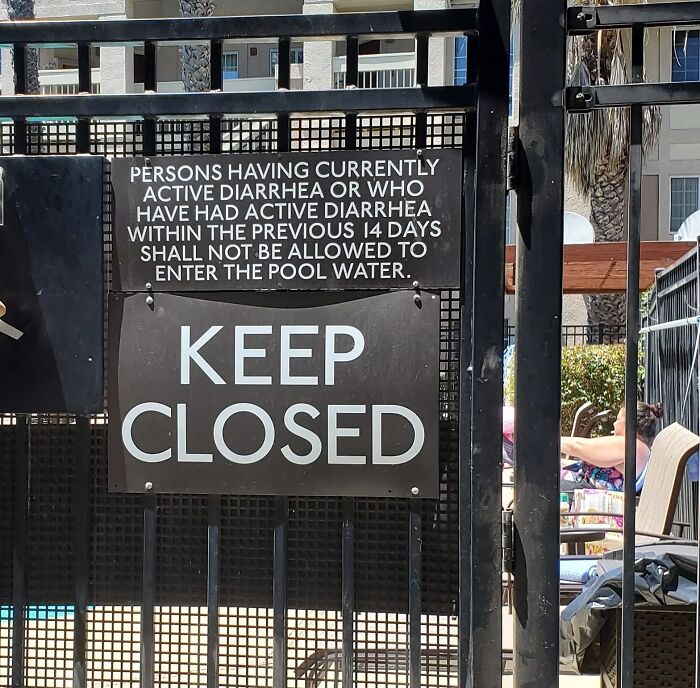 Aviso legal divertido en piscina sobre prohibición de ingreso por diarrea activa o reciente, mostrando razones por demanda.