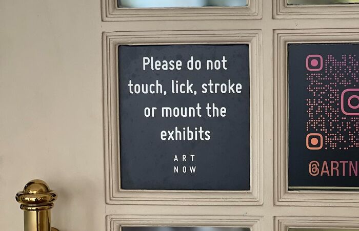 Aviso legal divertido en museo que prohíbe tocar, lamer o montar las exhibiciones para evitar demandas.