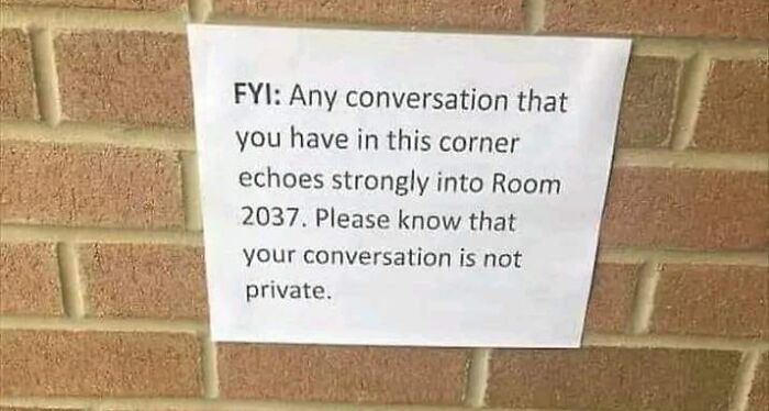 Aviso legal divertido en pared sobre conversaciones no privadas debido a eco en la esquina y posibles demandas.