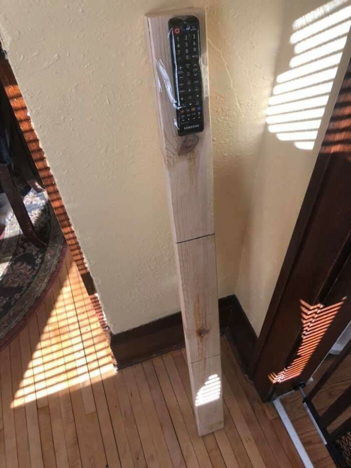Control remoto pegado a un bloque de madera como un intento fallido de reparación.