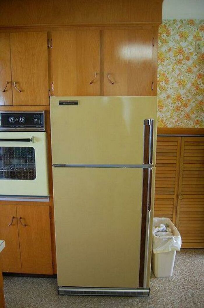 Refrigerador amarillo en cocina retro, ejemplo de tendencias de interiorismo poco prácticas a evitar.