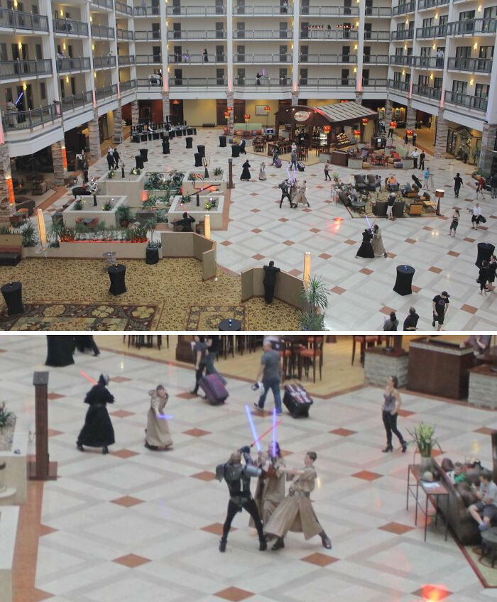 Personas en un hotel recreando una batalla de sables láser, evento único capturado en foto.