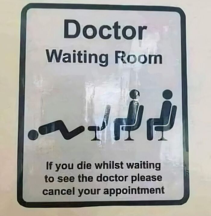 Aviso legal divertido en sala de espera del doctor, con imagen de persona caída y texto sobre cancelar cita si mueres esperando.