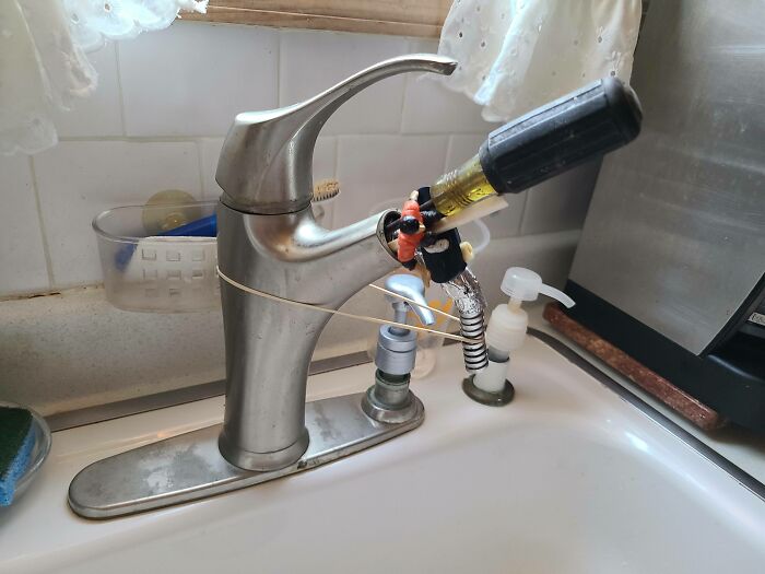 Grifo reparado de manera inusual con herramientas improvisadas, ejemplo de empeorar arreglos.