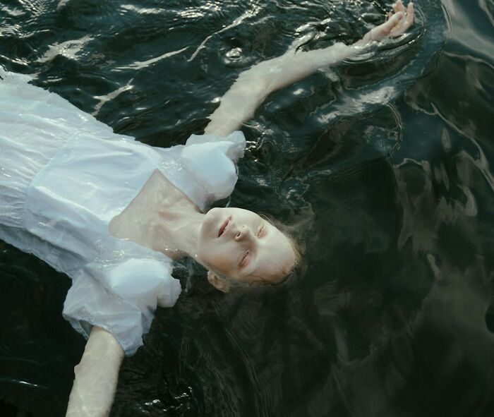 Persona flotando en el agua con vestido blanco, ilustrando datos útiles que podrían salvar vidas.