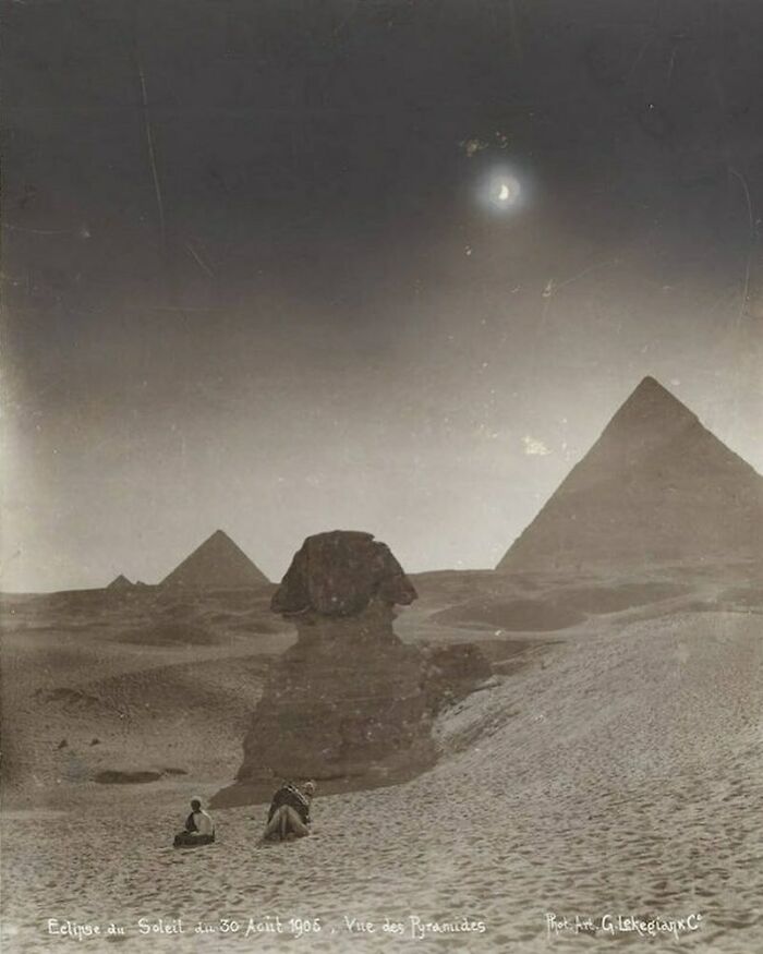 Eclipse solar de 1906 sobre las pirámides de Egipto en una foto histórica.