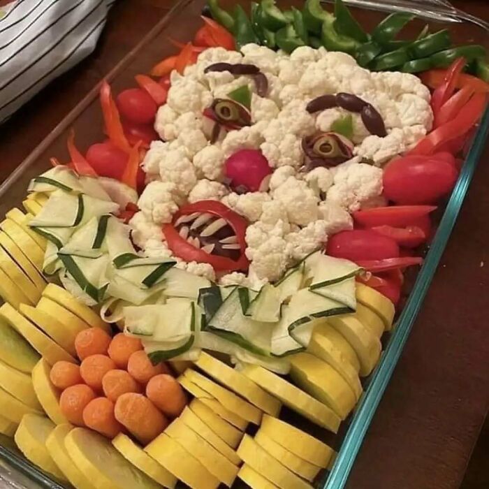 Plato creativo con rostro hecho de verduras, representando comida caótica.