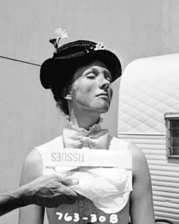 Persona con sombrero elegante y pose peculiar, sujeto de fotos antiguas que ilustran cambios con el tiempo.