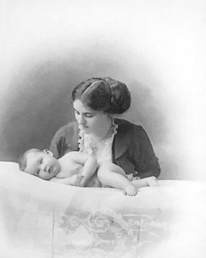 Mujer con bebé en foto antigua, destacando cambios en la vida cotidiana actual.
