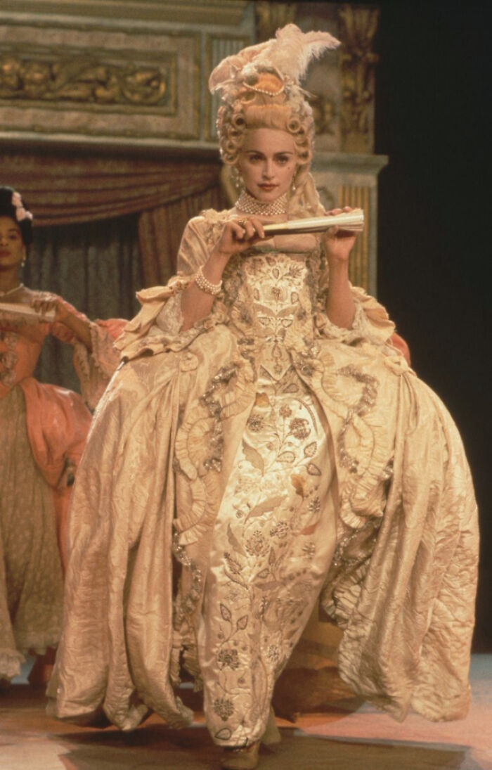 Persona con vestimenta histórica, mostrando cambios en la moda antigua.