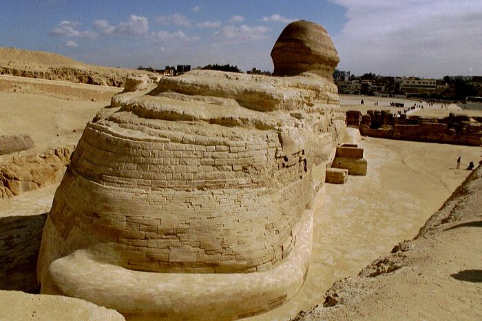 Vista inusual de la Esfinge de Giza, mostrando una perspectiva distinta que aviva la curiosidad.