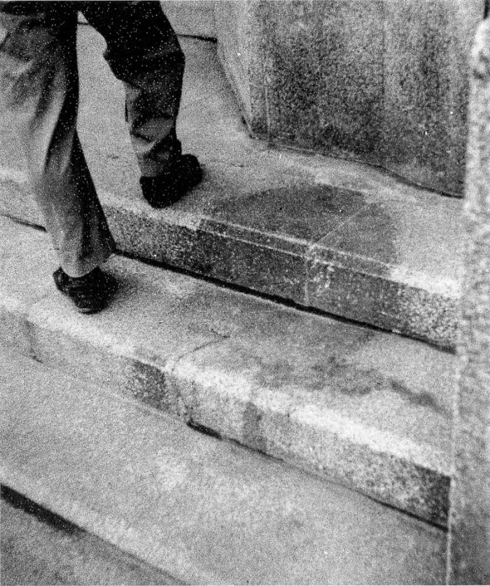 "Hombre subiendo escaleras; foto inquietante con historia oculta."