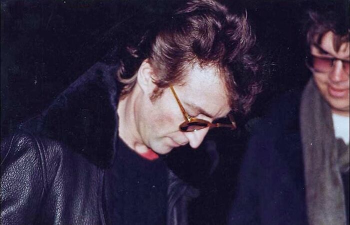Lo siento, no sé quiénes son en la foto. Hombre con gafas de sol firma un autógrafo, imagen de aspecto normal pero inquietante.