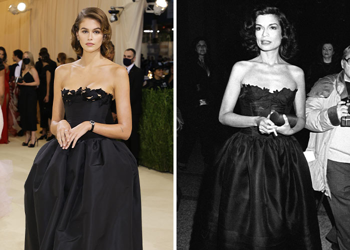Celebridad en vestido negro elegante, recreando un icónico atuendo del pasado en un evento de gala.