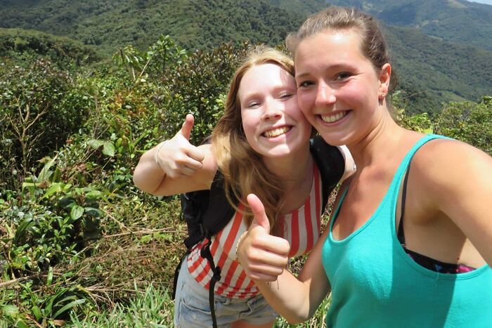 Dos mujeres sonríen en la montaña, una foto que parece normal pero tiene una historia inquietante.