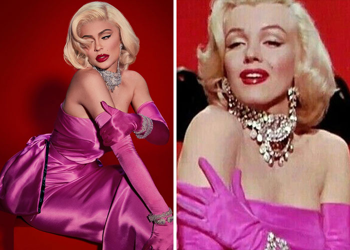 Una celebridad recrea un atuendo icónico y glamuroso del pasado, usando un vestido rosa y guantes largos.