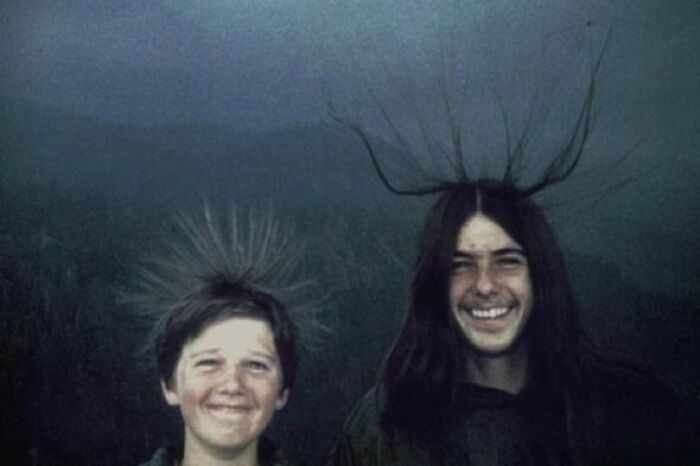 Dos personas sonríen con el pelo erizado, en una imagen inquietante que parece normal al principio.