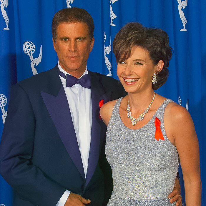Pareja de celebridades ultra privada posando elegantemente en un evento formal.