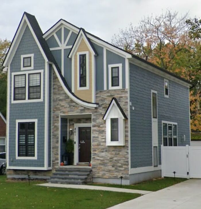Casa diseñada por arquitectos con una peculiar fachada azul y piedra, destacada en un grupo de Facebook.