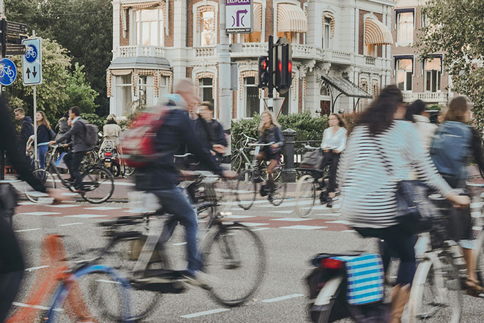 Personas en bicicleta en una ciudad europea, ejemplo de choques culturales urbanos.