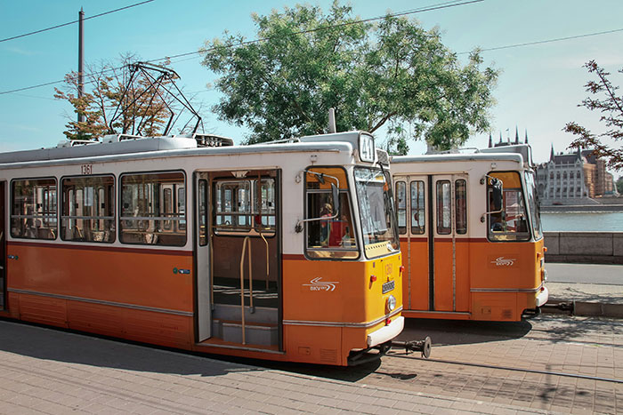 Tranvías en Budapest junto al río, un ejemplo de choques culturales urbanos.
