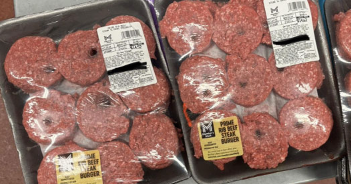 Paquetes de hamburguesas de carne molida con etiquetas en supermercado, ilustrando clientes frustrantes y situaciones ignorantes.