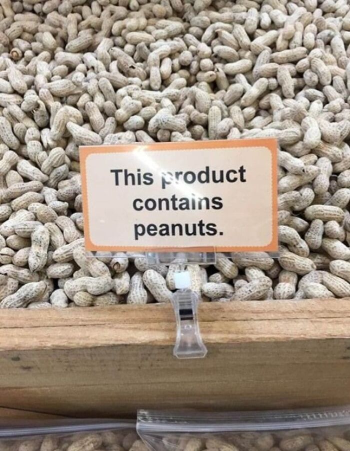 Aviso legal divertido que indica producto contiene cacahuates, ejemplificando avisos legales por demandas curiosas.