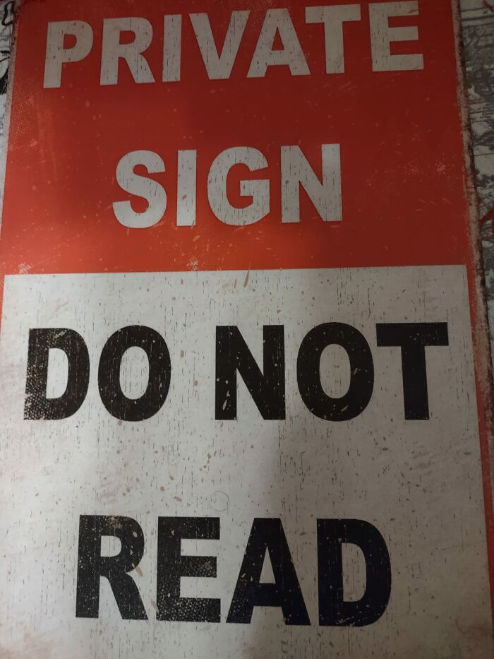 Aviso legal divertido en cartel privado con texto Do Not Read en fondo rojo y blanco, ejemplo de avisos legales por demanda.