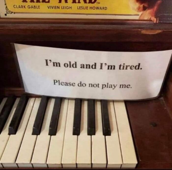 Aviso divertido en piano antiguo que pide no ser tocado, relacionado con avisos legales tras una demanda.