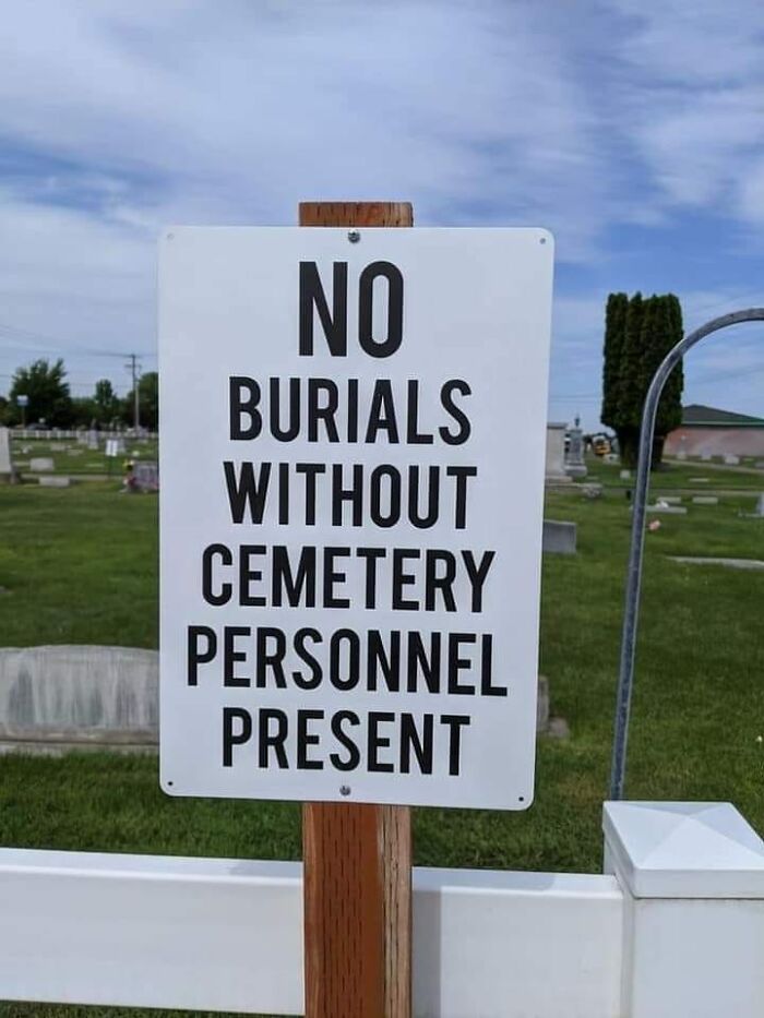Aviso legal divertido en cementerio con restricción de entierros sin personal autorizado presente, ejemplo de demanda real.