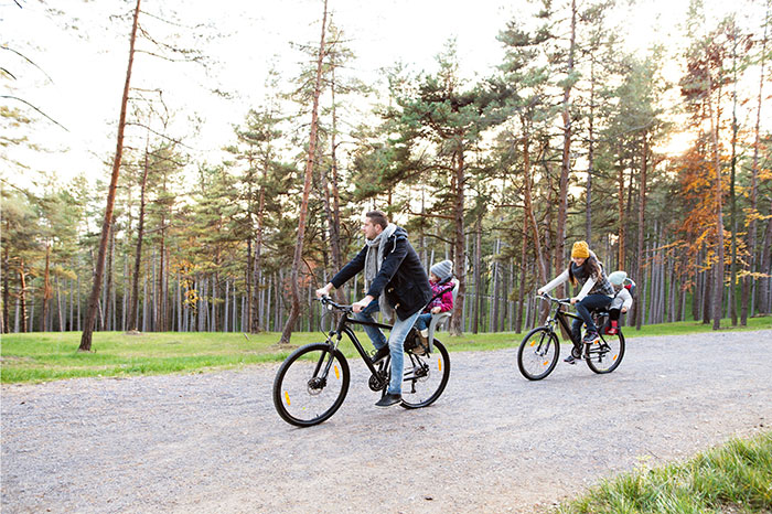 Familia paseando en bicicleta por el bosque en una coincidencia increíble.