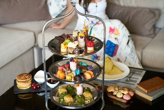 Bandeja de postres variados en una casa, representando elementos comunes de clase media.