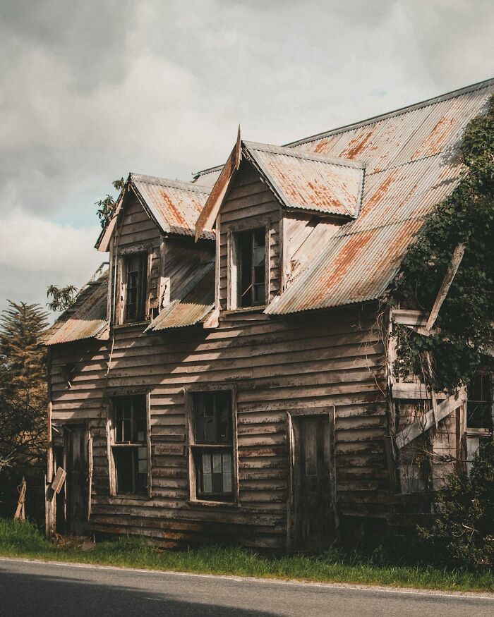 Casa antigua y deteriorada con techo de metal oxidado, relacionada con experiencias de terror real.