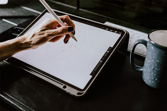 Persona dibujando en tablet, destacando fallos comunes en redes sociales.