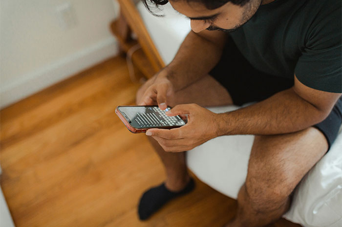 Hombre revisando su móvil, ejemplo de fallos en redes sociales.