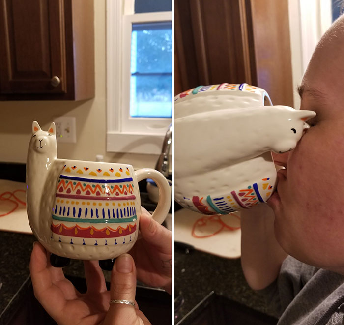 Taza con diseño de llama, idea curiosa que al beber, la cabeza toca la nariz del usuario.