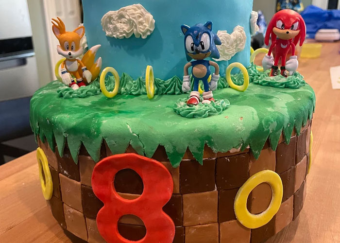 Tarta decorada con figuras de Sonic, Tails y Knuckles, mostrando el nivel de amistad en un evento especial.
