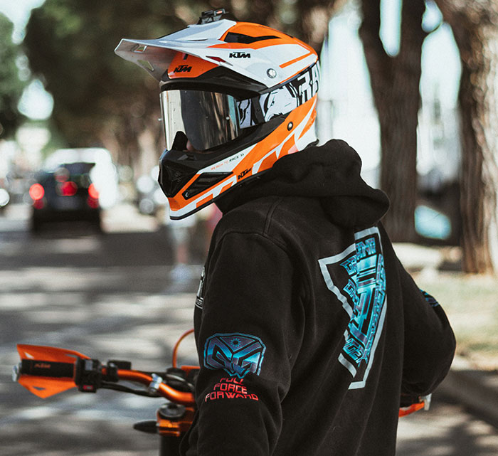 Persona con casco y chaqueta de moto, junto a motocicleta, representando decisiones espontáneas que salvan vidas.